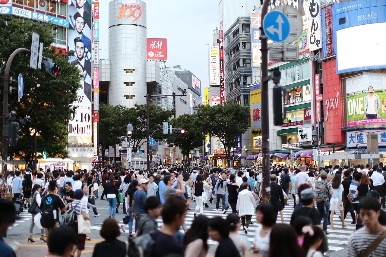 I will feature brands and companies that are struggling in their home countries but are successful in Japan. Eye-catching images of signs for Japanese and international brands and companies, such as H&M and SHIBUYA 109, in the streets of Shibuya.