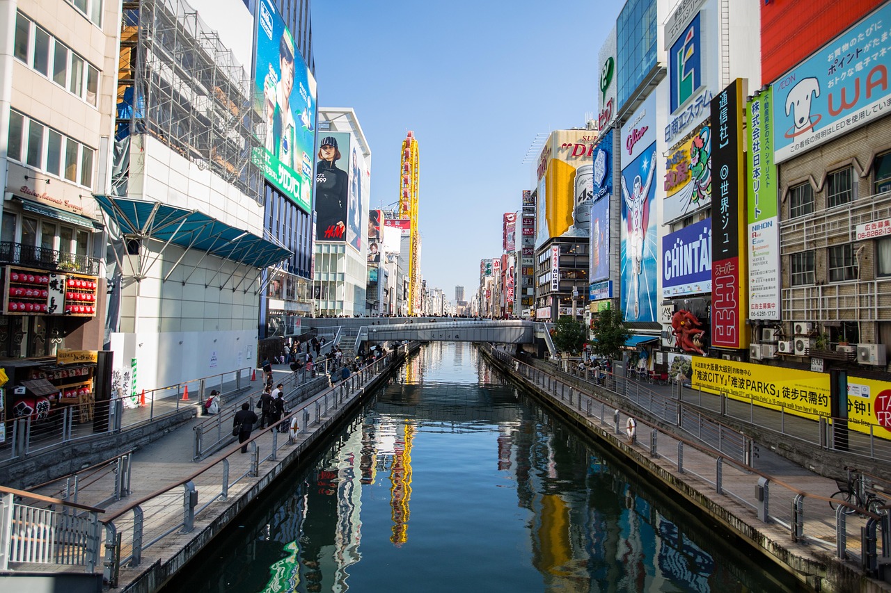 An article about the Hanshin Industrial Area. An eye-catching image showing billboard advertisements from various companies in Dotonbori.