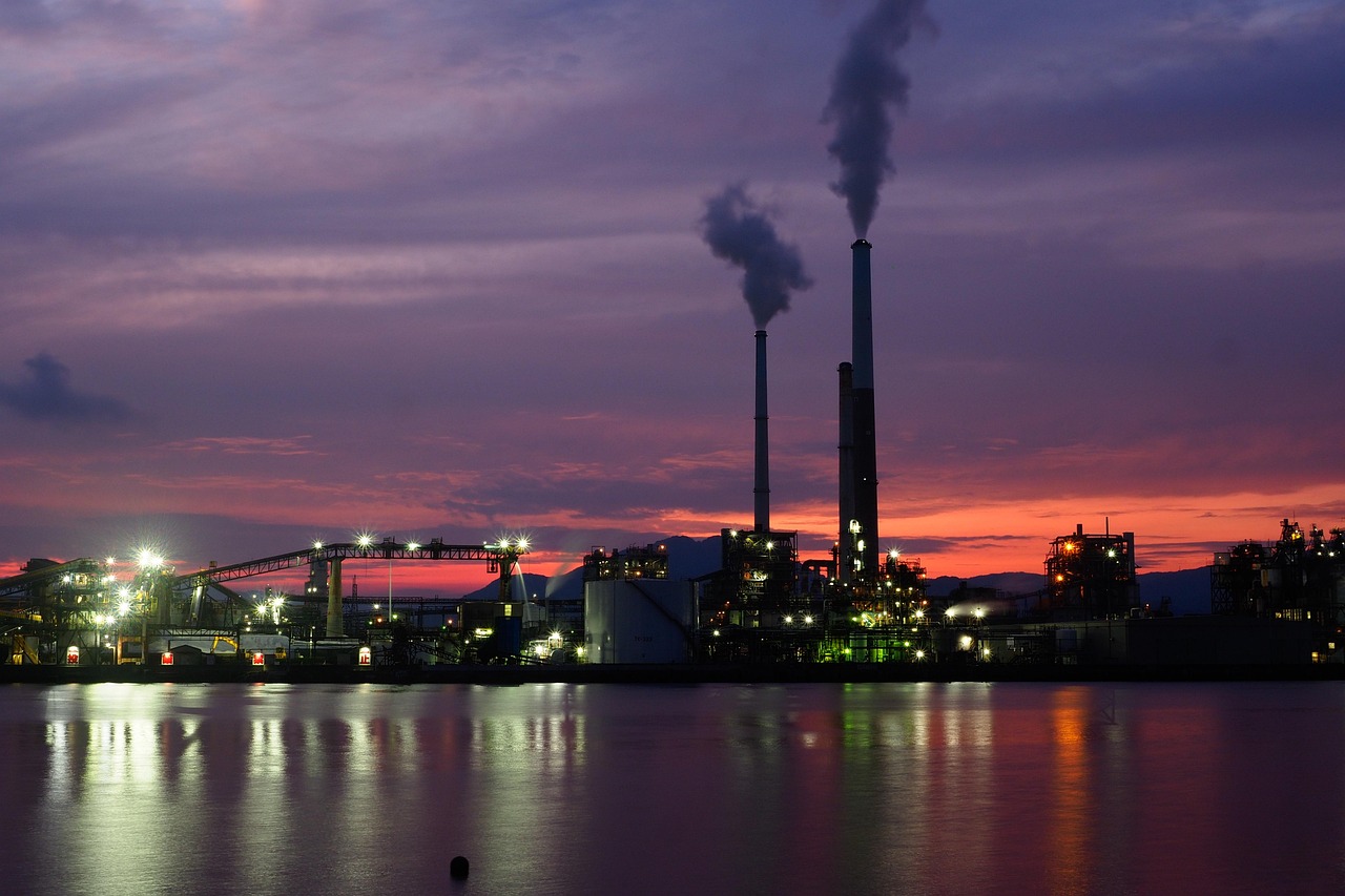 The article focuses on the Keihin Industrial Zone. The eye-catching image shows a large factory in the coastal area, making it clear that the article is about Japan's Keihin Industrial Zone.