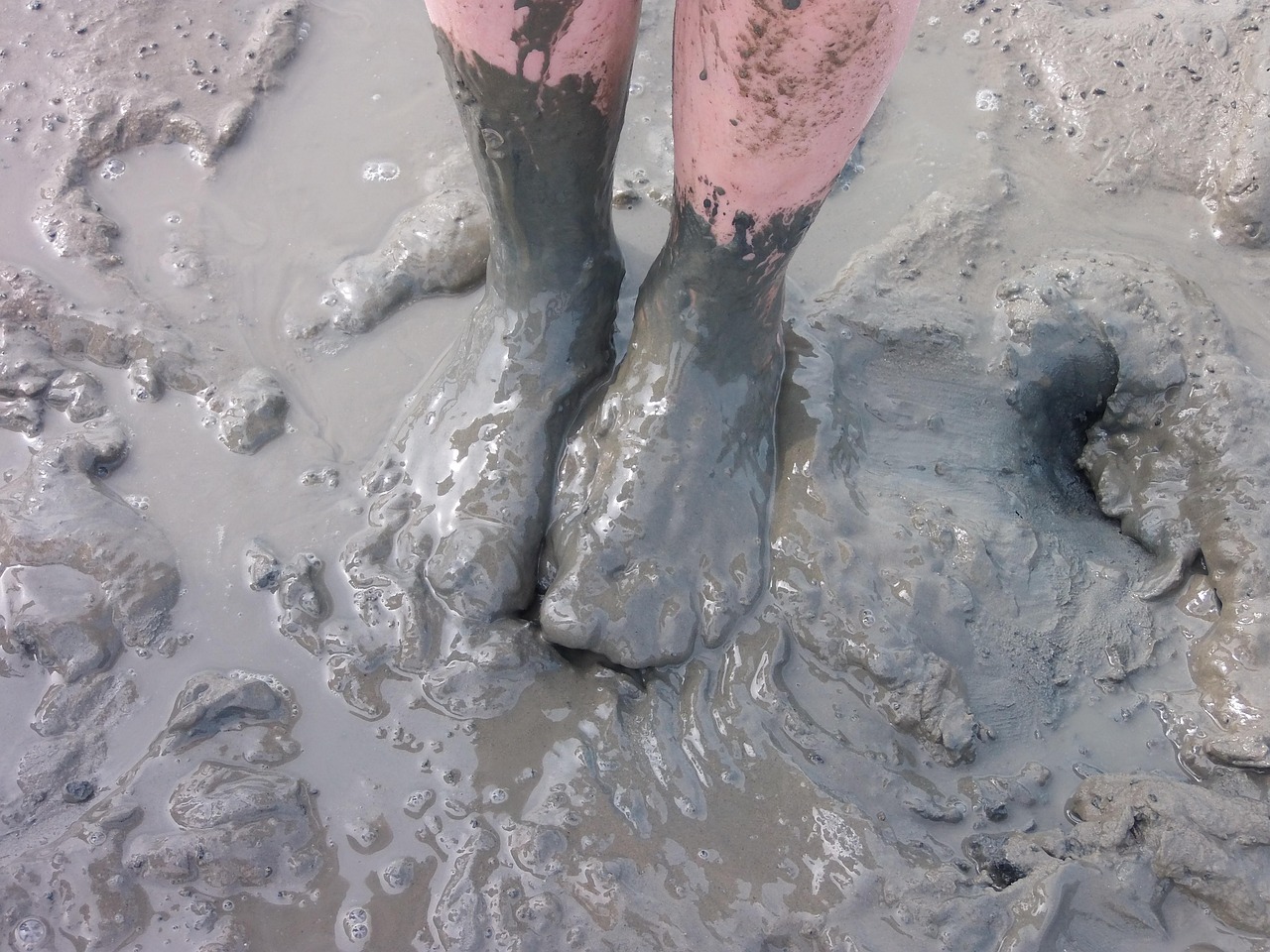 An image symbolizing the concept of “dorokusai”—a Japanese term describing hands-on, unglamorous business practices. The photo shows a person’s feet covered in mud, evoking the gritty, down-to-earth side of business in Japan.
