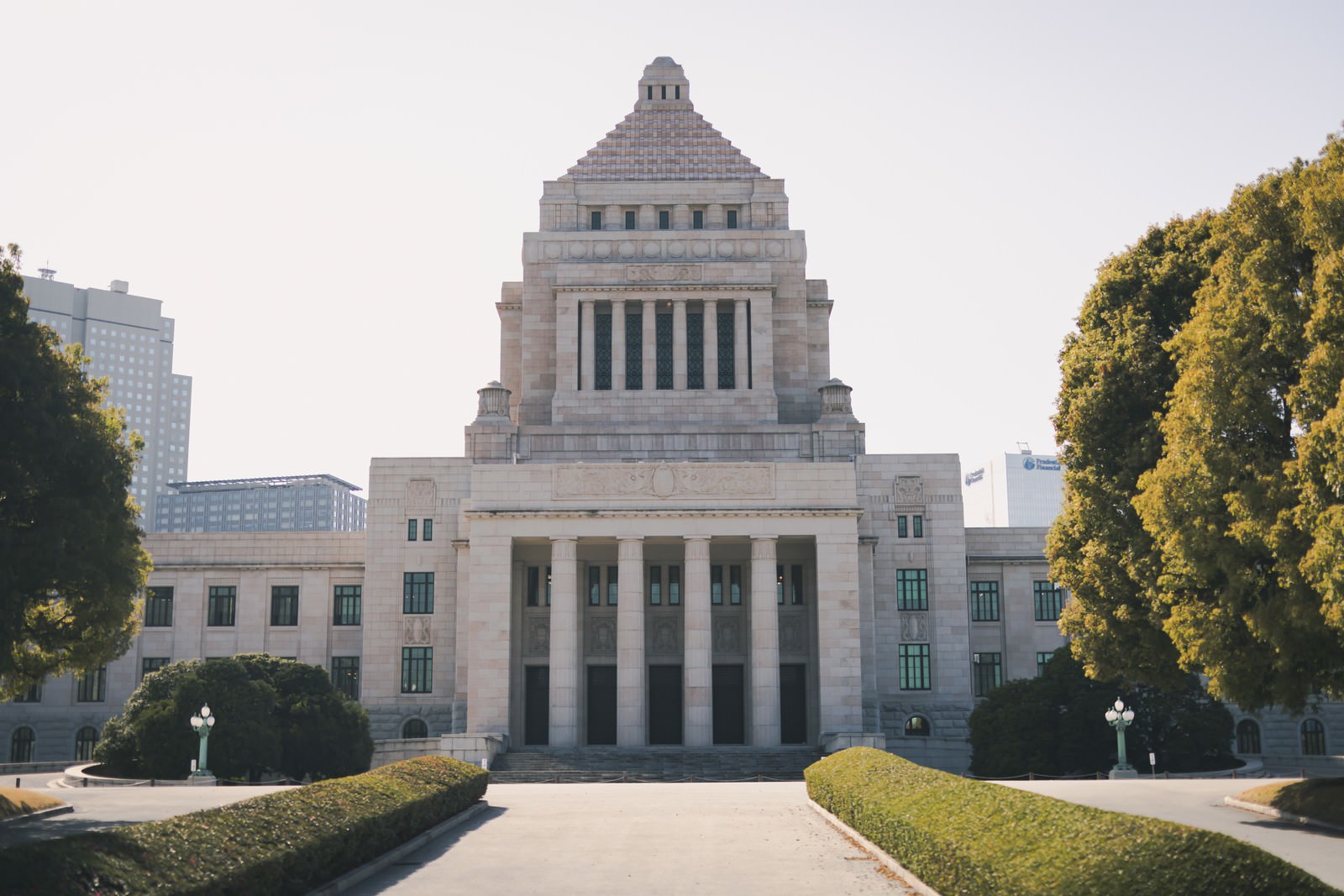 An article examining how Japan’s national newspapers assess the ruling coalition’s victory in the general election from an economic perspective, with the National Diet Building of Japan shown as the featured image.