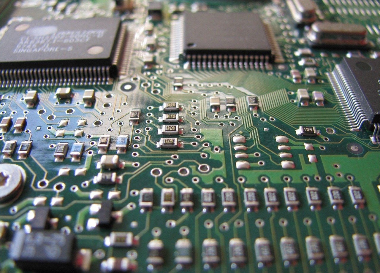 LINK-US raises $3.9M in Series C extension round. Hero image showing a circuit board, indicating an article about metal bonding technology.