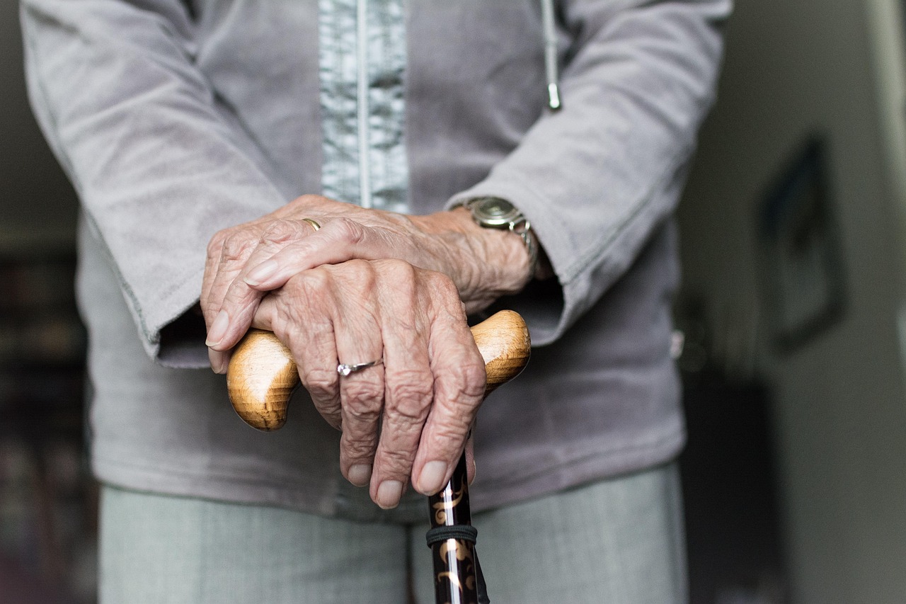 Eyecatch image for Magic Shields' Series B fundraising announcement, showing an elderly woman with a cane, indicating a related article about the company's fall-prevention product.
