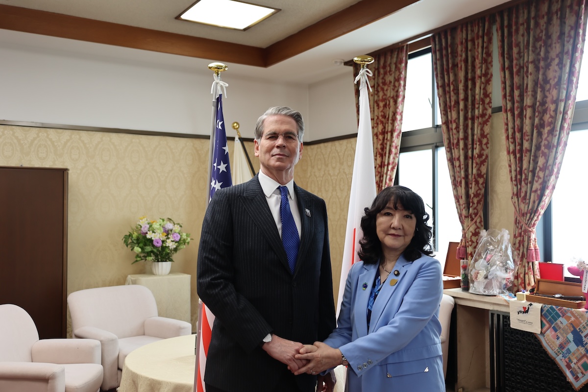 Scott Bessent’s May 2026 visit to Japan. Eye-catch image showing Bessent and Finance Minister Satsuki Katayama shaking hands.