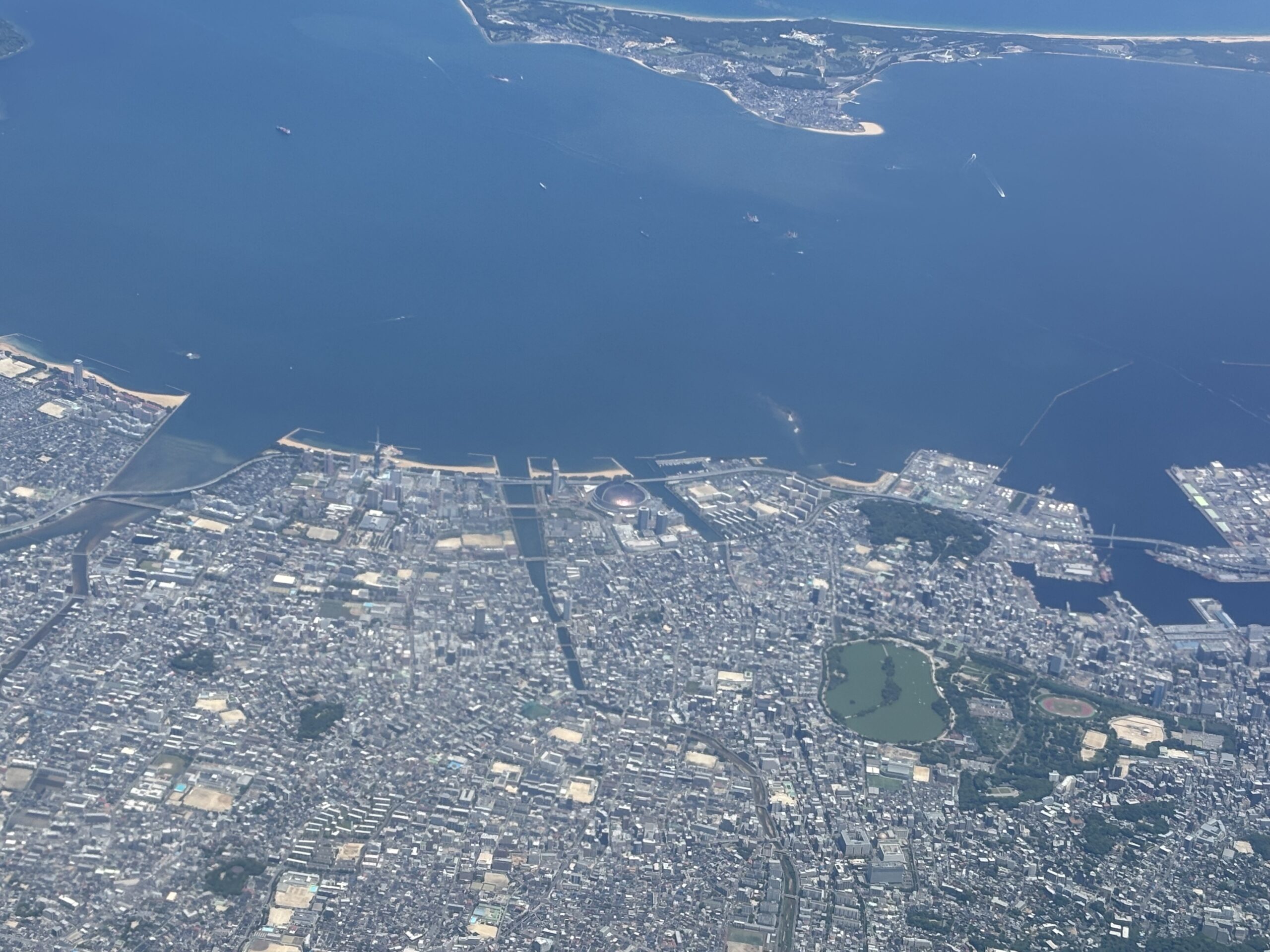 A column on Fukuoka’s growth potential. An aerial view of the city, used as an eye-catch image signalling the subject of the article.