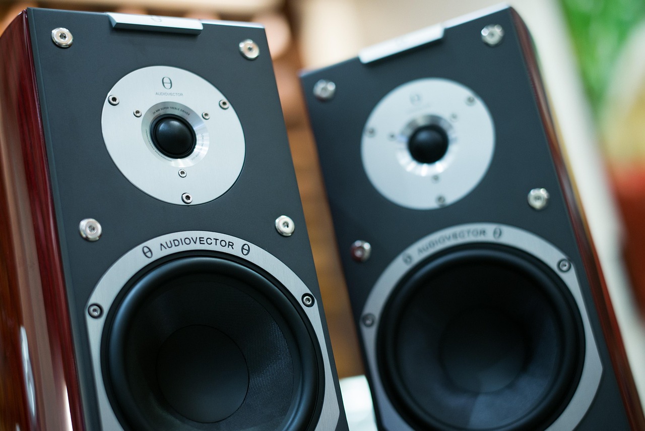 The amended Copyright Law is enacted. An eyecatch image showing a speaker, tied to a legal revision concerning the background music played in shops and similar venues.