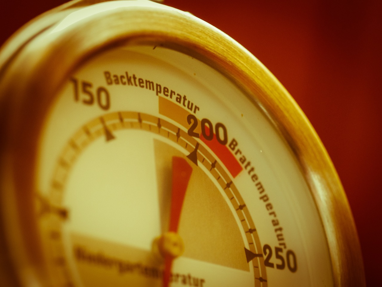 Blossom Energy raises USD 2 million. An eyecatch image featuring a thermometer indicating high temperature, signaling that the article concerns the company’s heat-related business.
