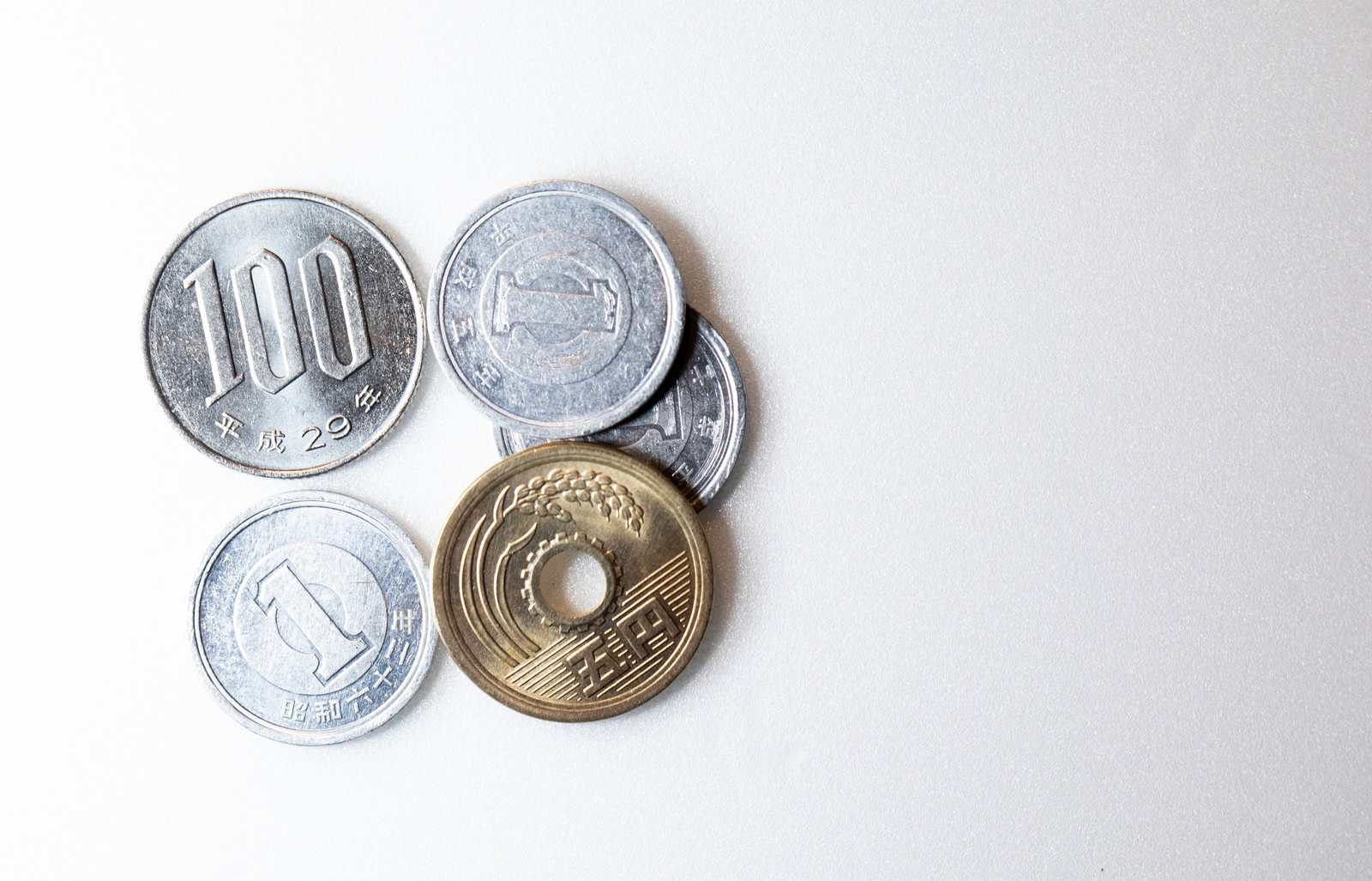 An article on Japan's consumption tax. The eye-catch image shows Japanese coins to signal the article's subject.