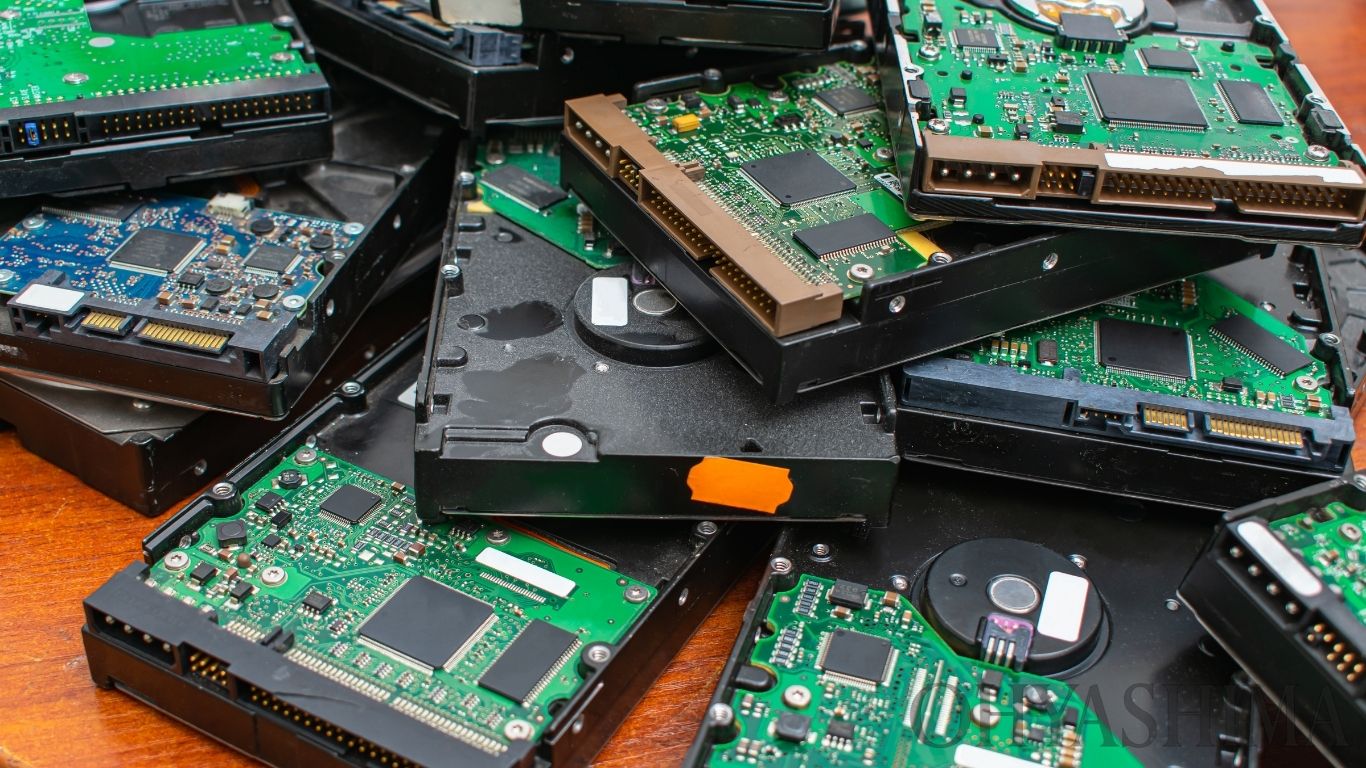 Trash Technologies raises $1m. Discarded circuit boards and hard drives, showing that this is an article about the company, which is in recycling — featured image